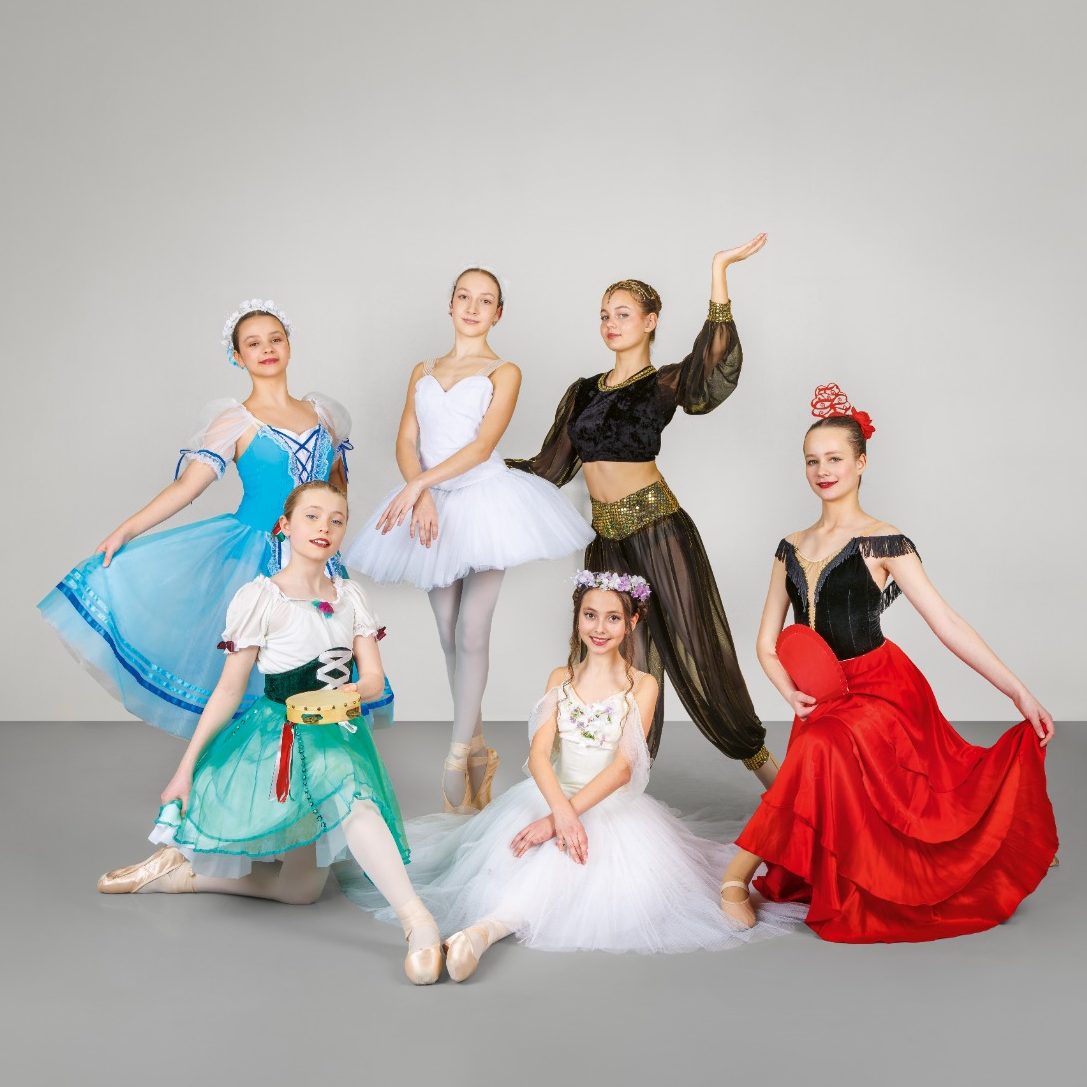 Vor der Vorstellung/Foto: Maria Tkalina 3 Kinder warten im Kostüm vor dem Auftritt im Backstage und wirken konzentriert.